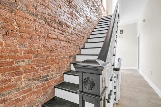 Building Photo - 18 N Main St