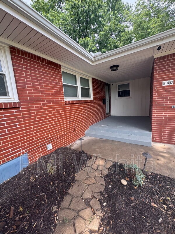 Building Photo - 840 N Waddington Ave
