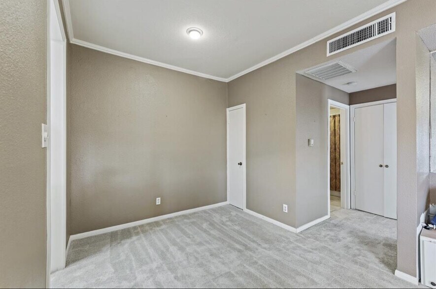 Building Photo - 726 Bering Dr