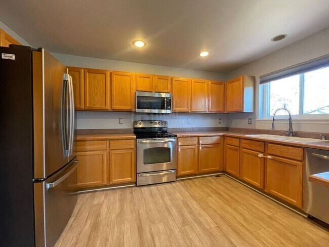 Building Photo - 16299 Blueleaf Pl