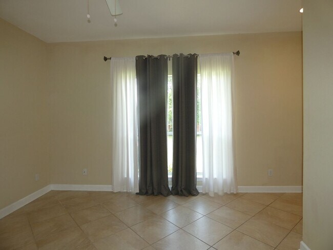 Building Photo - Spacious 4-Bedroom Pool Home