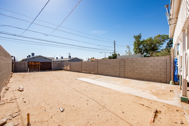 Building Photo - 583 S 2nd Ave