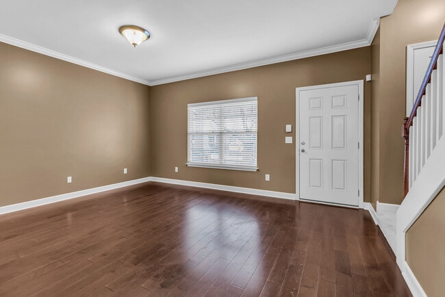 Building Photo - 553 Rosedale Ave