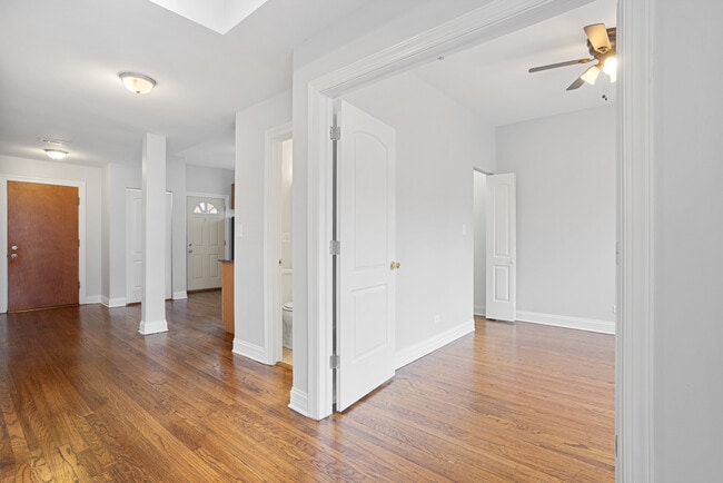 Building Photo - 2015 W Jarvis Ave