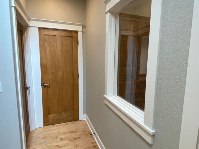 Building Photo - Northwest Crossing Gem! Bonus Office and F...