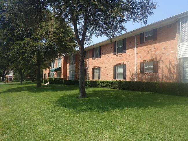 Building Photo - Spacious 2-Bedroom, 2-Bath Condo near SMU ...