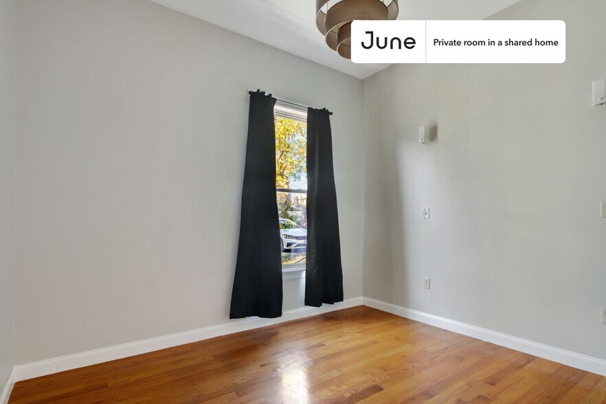 Building Photo - Room in Shared 5 bed/2.5 bath home in Roxbury