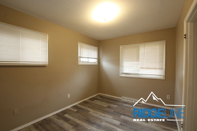 Building Photo - East-End Home with Large Garage for Lease!