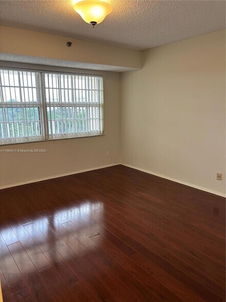 Building Photo - 3507 Oaks Way
