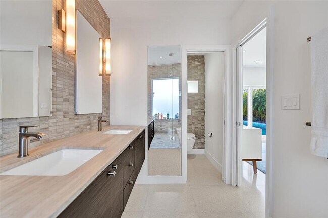 Building Photo - 2514 Yacht Club Blvd