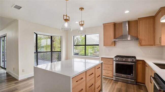 Building Photo - Renovated Waterfront Home