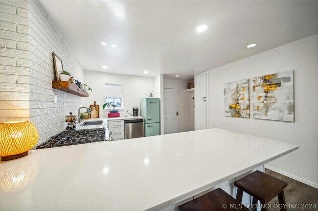 Building Photo - 1107 E 45th Pl