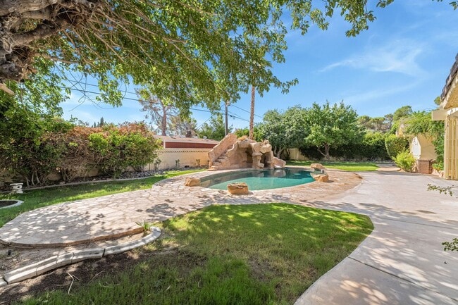 Building Photo - A stunning custom estate nestled in the pr...