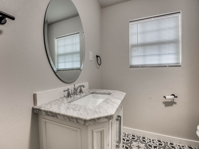 Building Photo - 3 bed, 2 bath home in Shawnee!