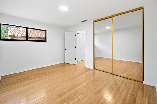 Building Photo - 19 Vía Lago