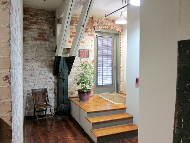 Building Photo - 406 4th St E