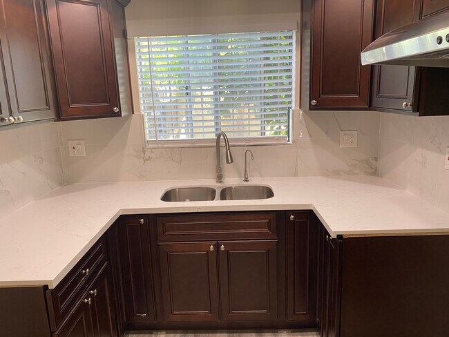 Primary Photo - 2652 Potrero Ave