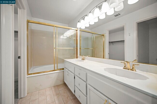 Building Photo - 5022 Lakeview Dr