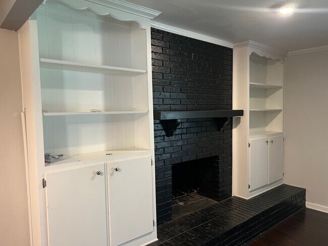 Building Photo - 1821 E Cedar Elm Dr