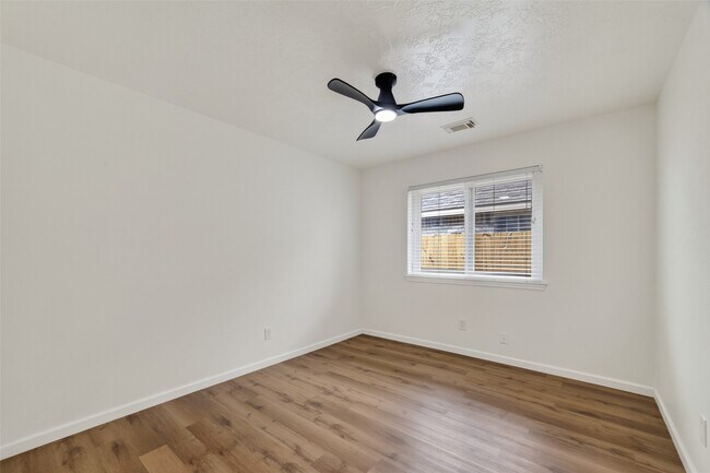 Building Photo - 7403 Oak Walk Dr