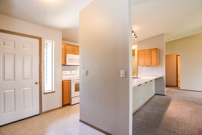 Building Photo - Charming 3-Bedroom Home in Redmond: Spacious Yard & Prime Location!