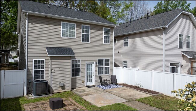 Building Photo - Fenced Yard in Cornelius with Detached Garage