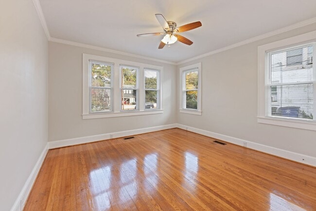 Building Photo - 1015 S Hawthorne Rd