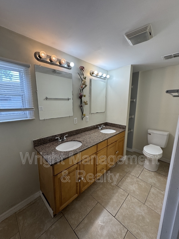 Building Photo - 438 Country Club Dr
