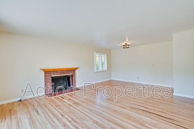 Building Photo - 834 Orange Ave