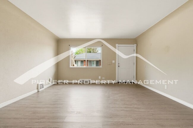 Building Photo - Charming Duplex with Washer/Dryer and Garage