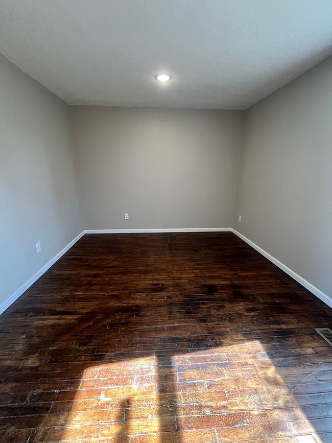 Building Photo - Spacious 3 Bedroom, 2-Bathroom Duplex - Pet Friendly - Section 8 Welcome!