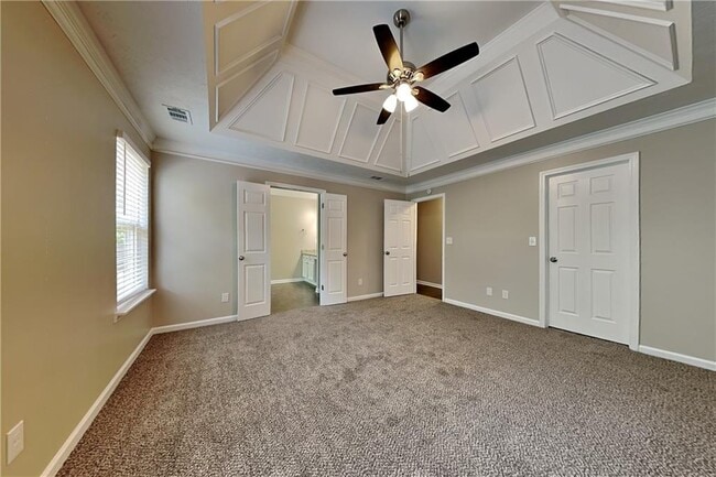 Building Photo - 405 Aristocrat Dr SW
