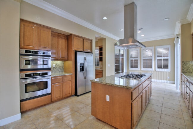 Building Photo - Beautifully Maintained Home in Desirable W...