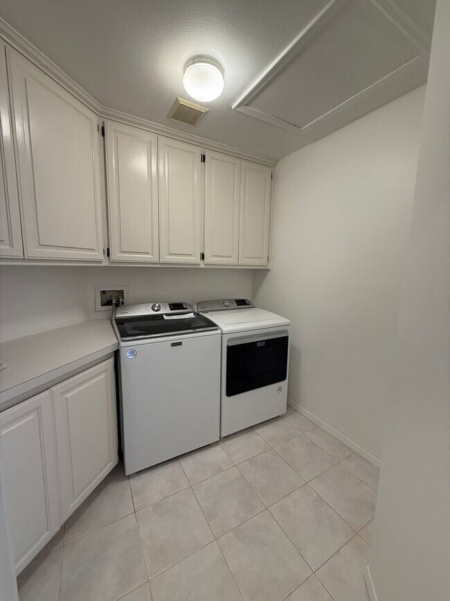 Building Photo - Beautifully Updated Single Story Home in The Country Club Near The Golf Course
