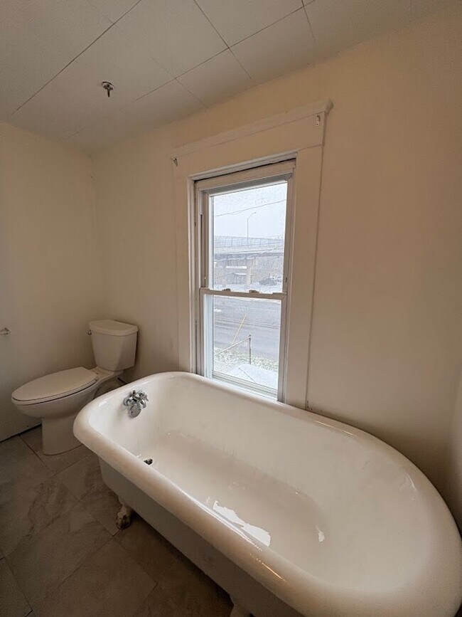 Building Photo - 1433 Kenmore Blvd