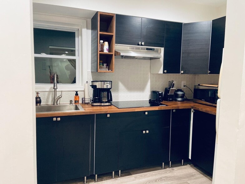 Kitchen - 4306 Elmwood Dr