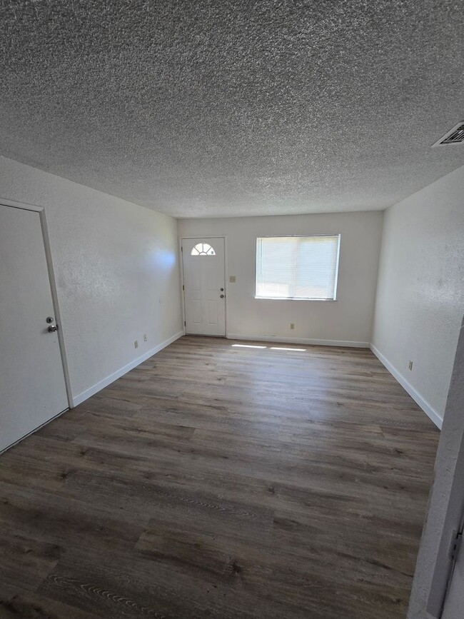 Building Photo - Lathrop!!