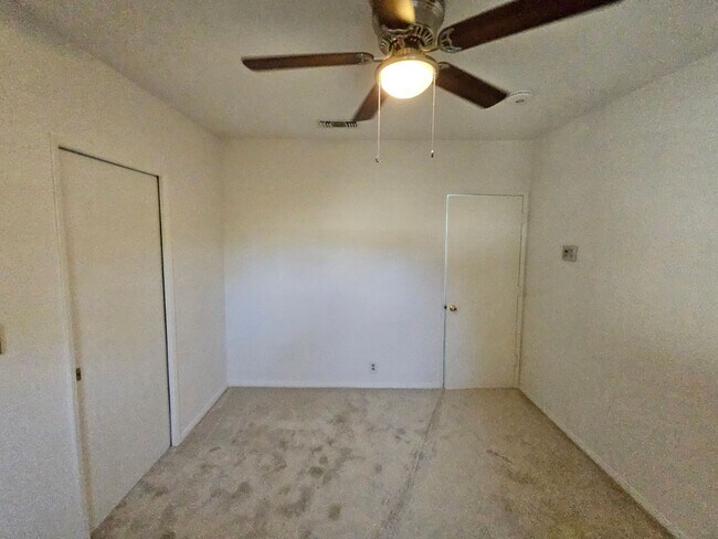 Building Photo - **Charming 3-Bedroom Home in Burbank Rancho**