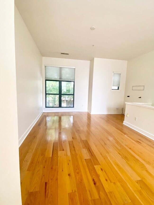Building Photo - Townhome in First Ward!