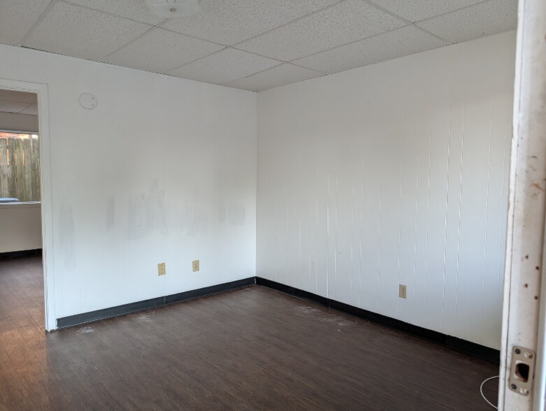 Building Photo - 104 Holland St