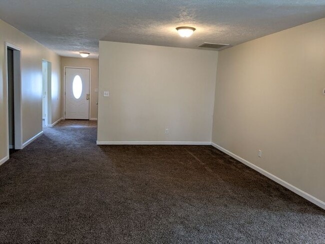 Building Photo - 4 Bedroom Home on East Side-Pets Welcome