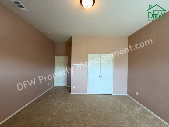 Building Photo - Elegant and Spacious 5-Bedroom Home for Lease in Fort Worth
