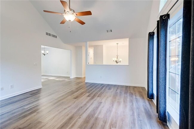 Building Photo - 3347 Camens Way NE
