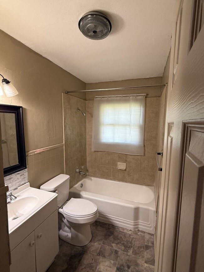 Building Photo - 3 Bedroom, 1 Bathroom Home for Rent