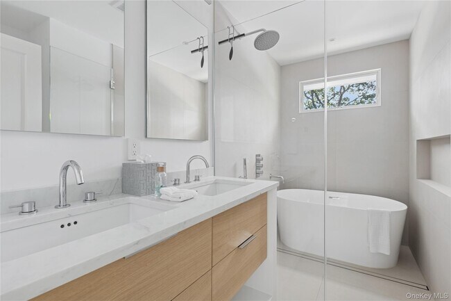 Building Photo - 13 Sherwood Rd