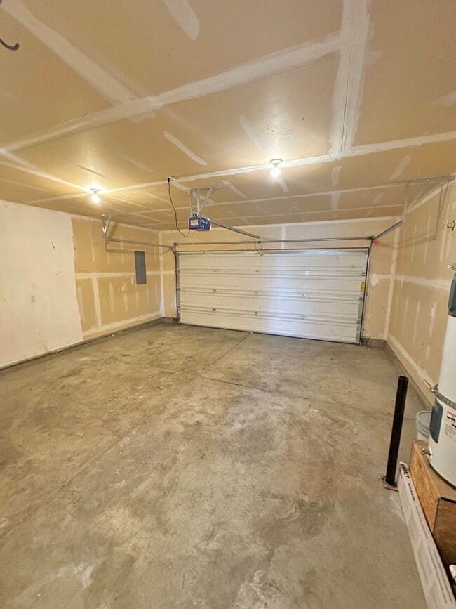 Building Photo - 4 Bedroom 3 Bathroom Home with Attached Garage, AC, and 2 Separate Living Areas!
