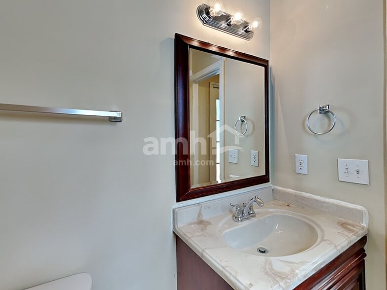 Building Photo - 616 Hanska Way