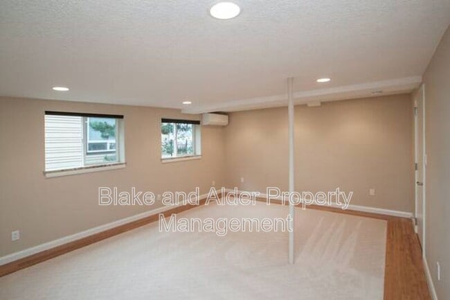 Building Photo - 4330 SW Council Crest Dr