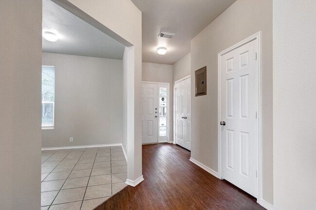 Building Photo - Recently updated 3 bedroom townhome
