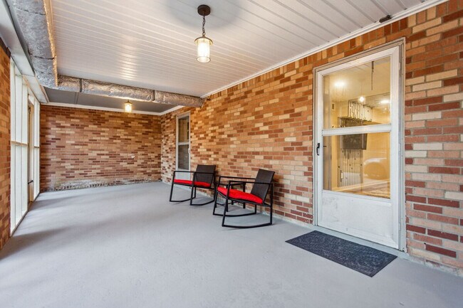 Building Photo - 425 Plantation Rd SW